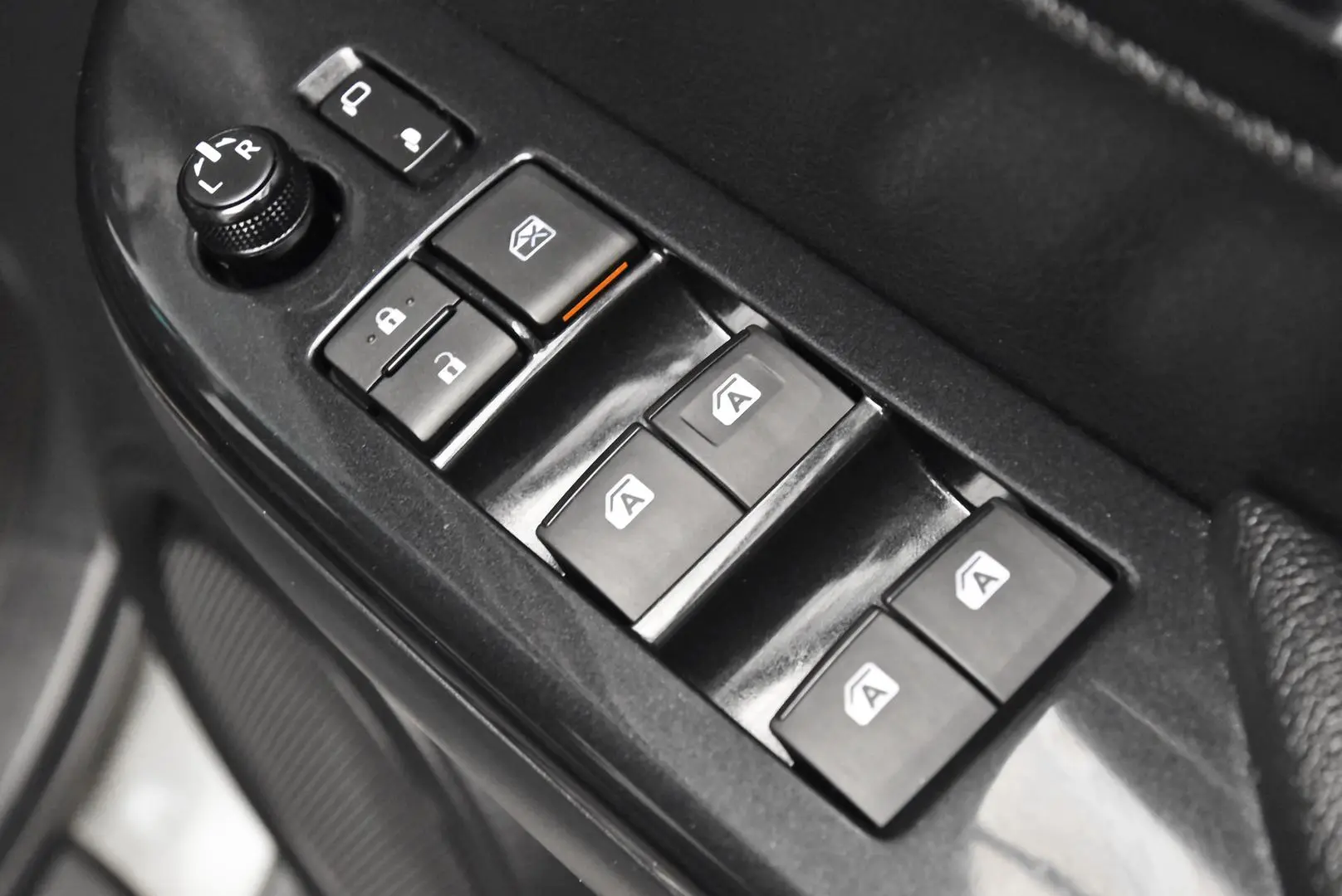 2024 Toyota Hilux Gallery Image 9