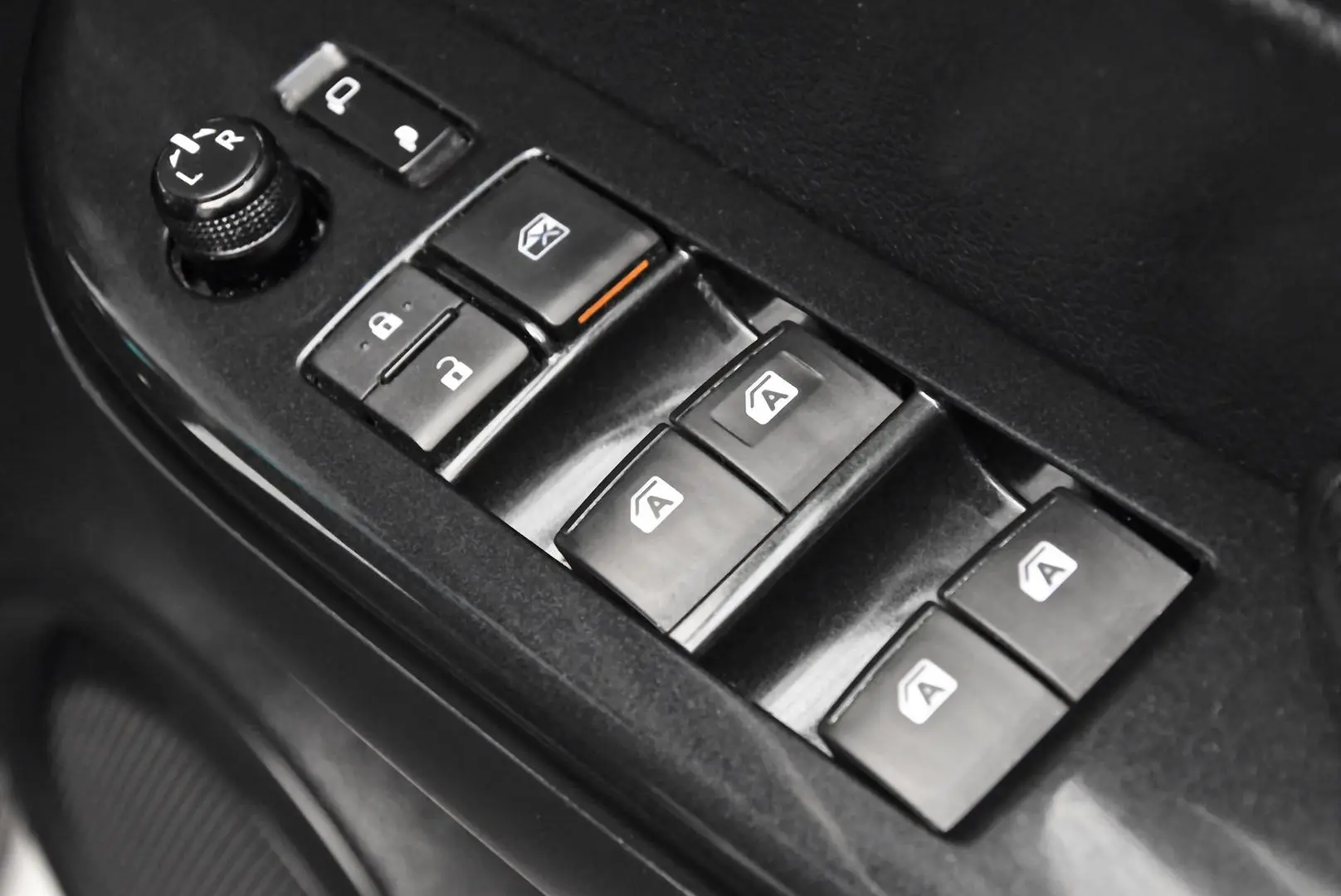 2022 Toyota Hilux Gallery Image 9