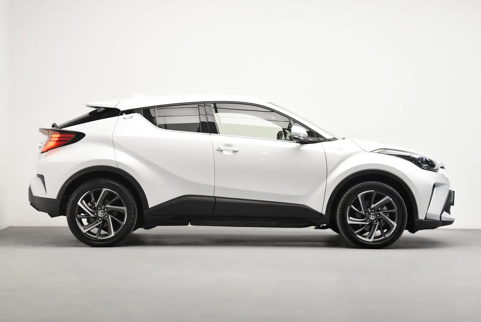 2023 Toyota C-HR Gallery Image 3