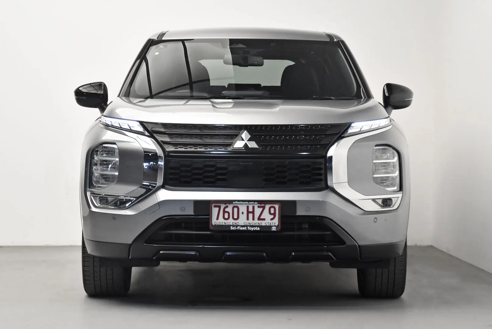 2023 Mitsubishi Outlander Gallery Image 2