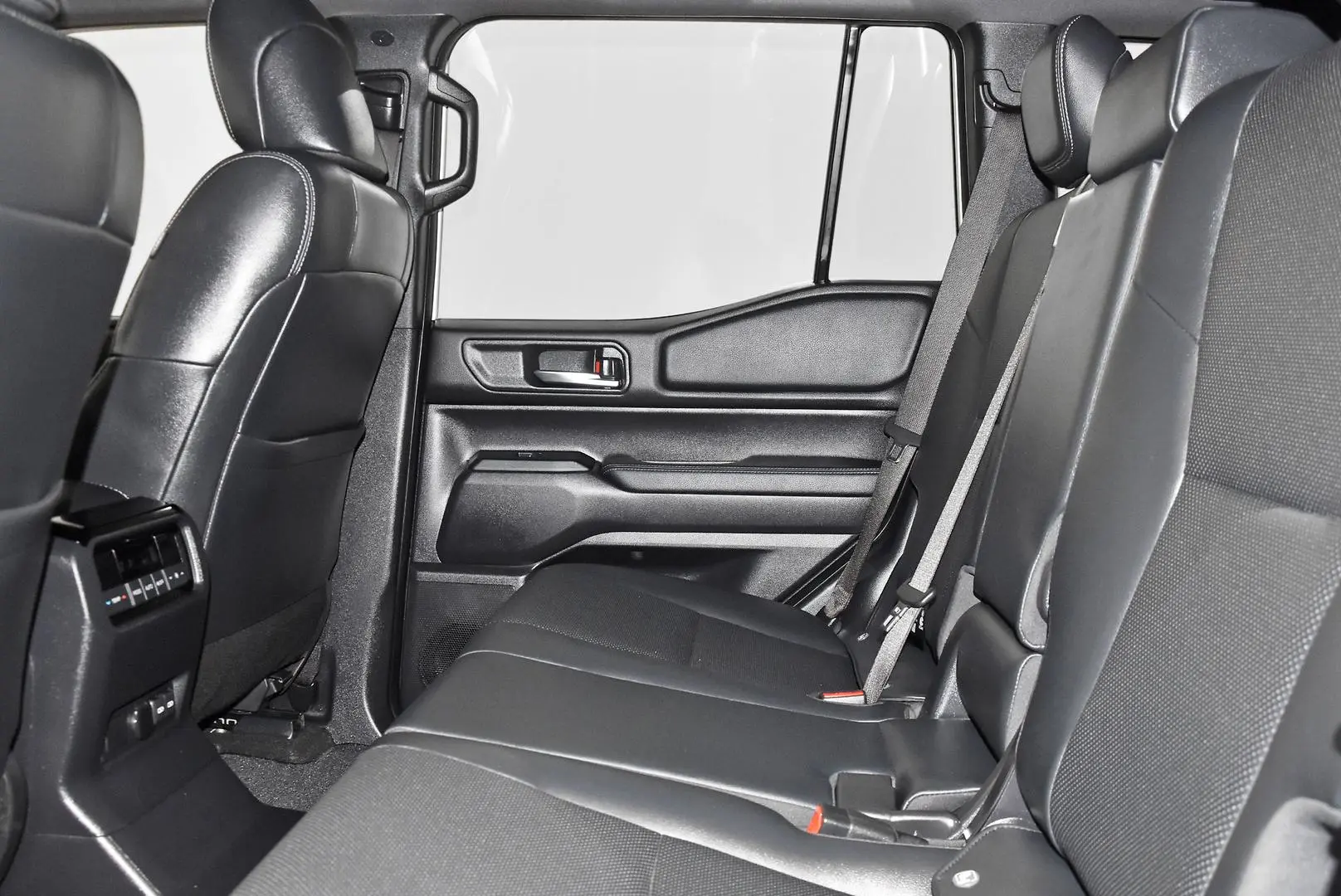 2025 Toyota Landcruiser Prado Gallery Image 19