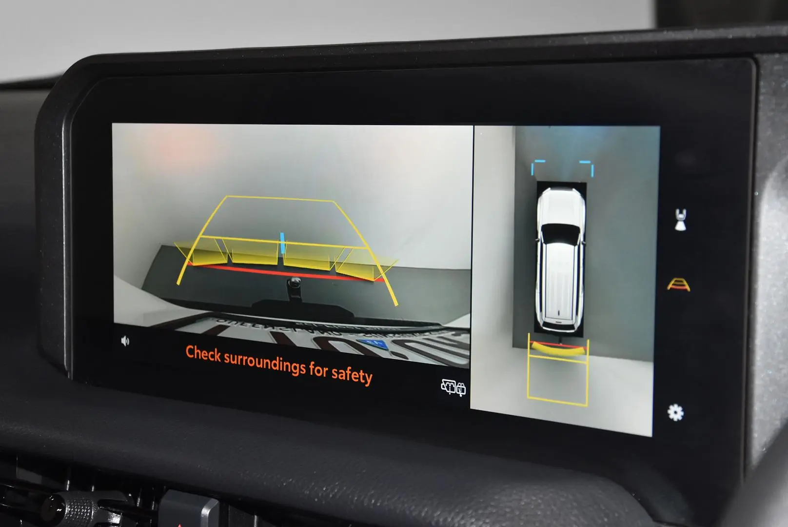 2025 Toyota Landcruiser Prado Gallery Image 12