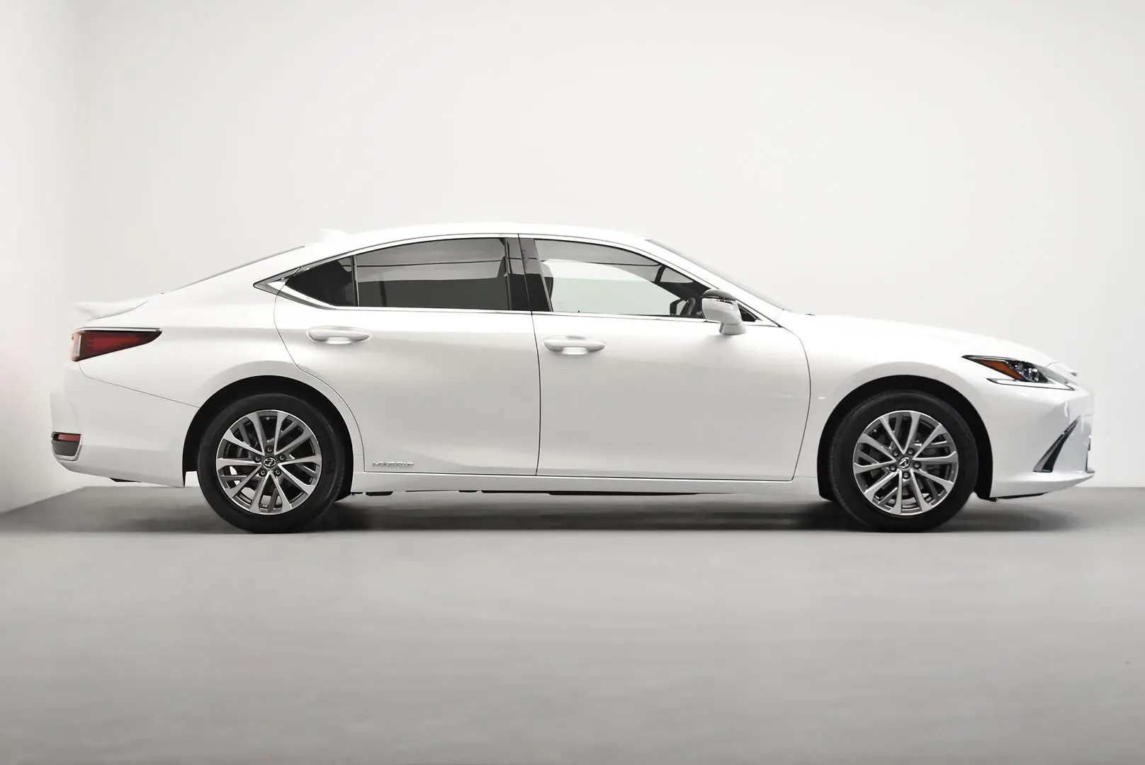 2022 Lexus ES Gallery Image 3