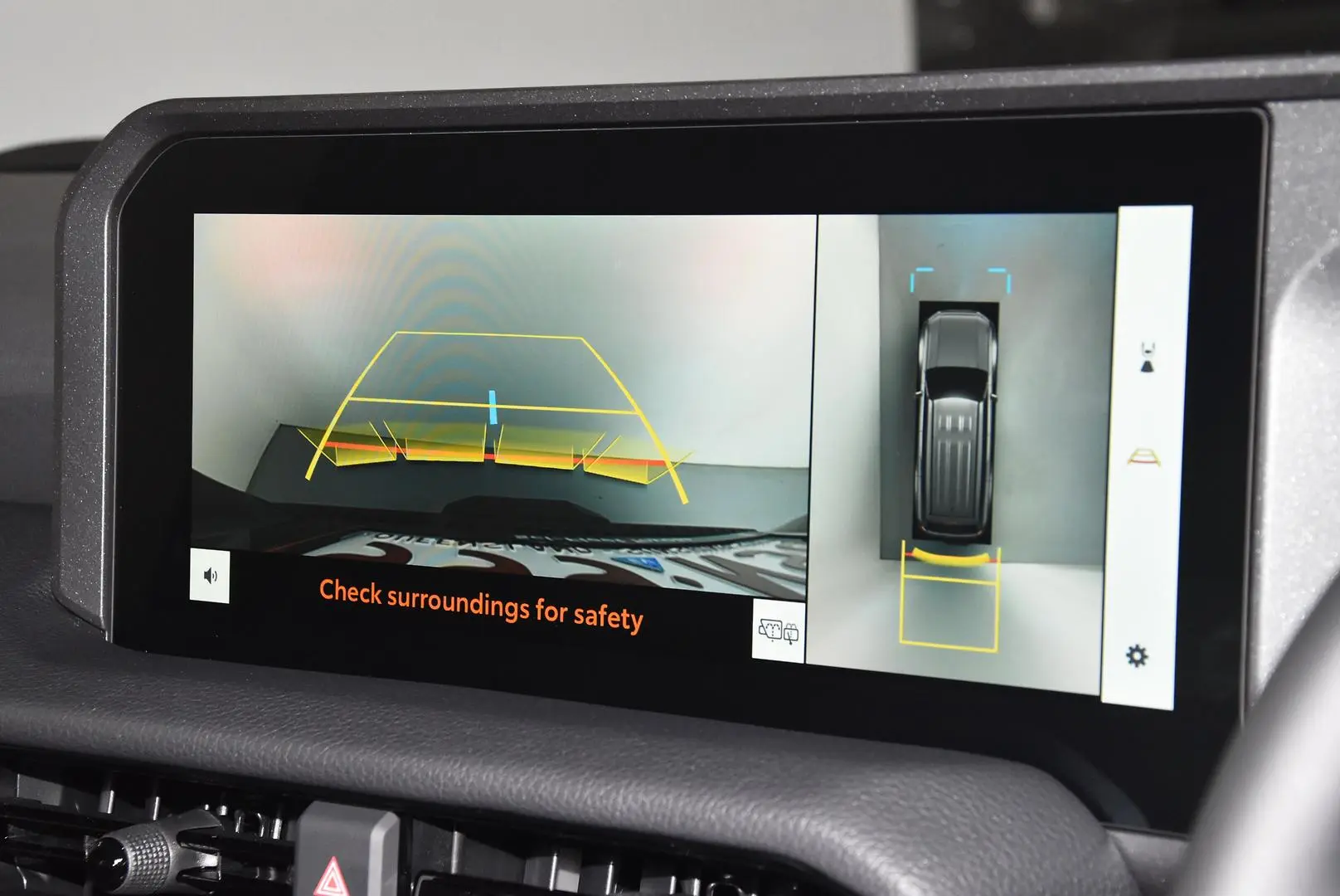 2025 Toyota Landcruiser Prado Gallery Image 11