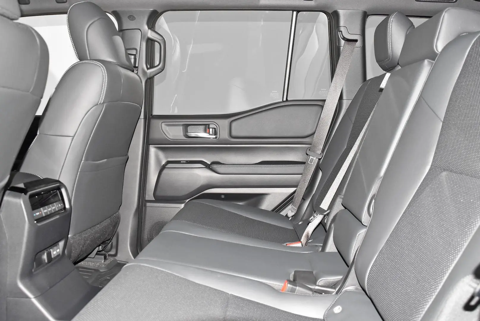 2025 Toyota Landcruiser Prado Gallery Image 17