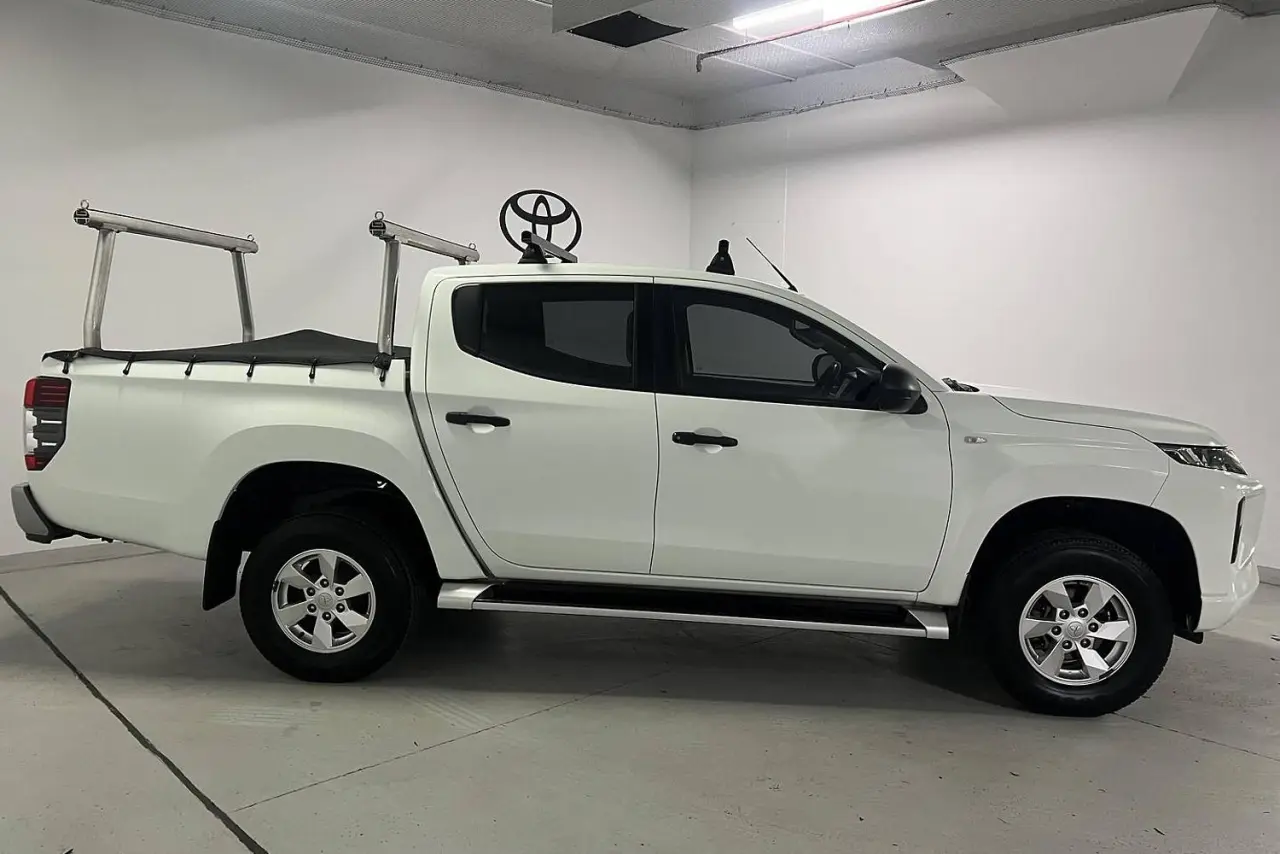 2021 Mitsubishi Triton Gallery Image 4
