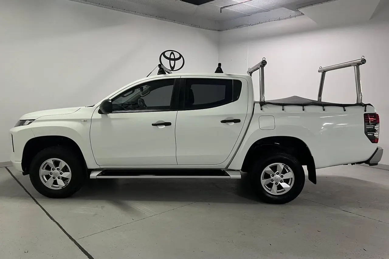 2021 Mitsubishi Triton Gallery Image 9