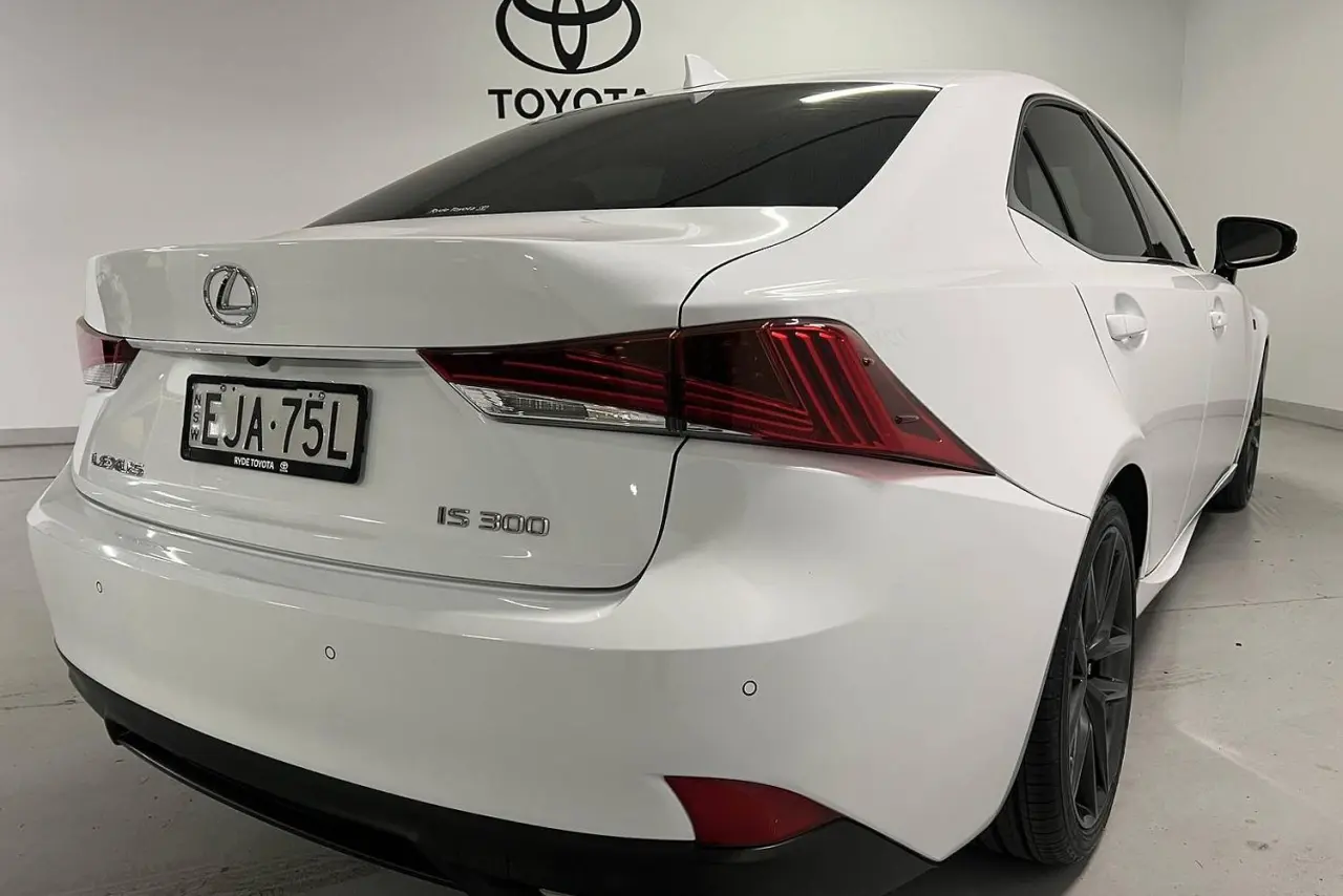 2020 Lexus IS Gallery Image 10