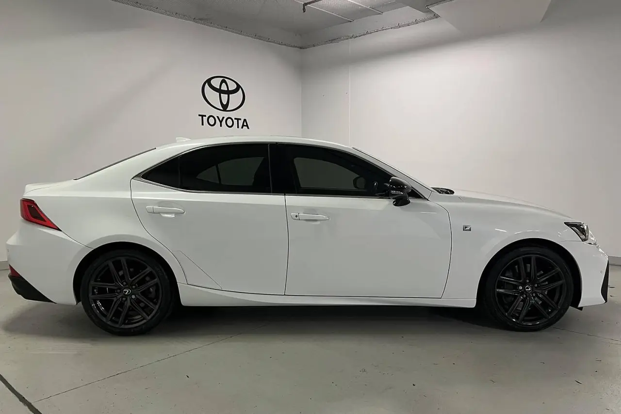 2020 Lexus IS Gallery Image 4