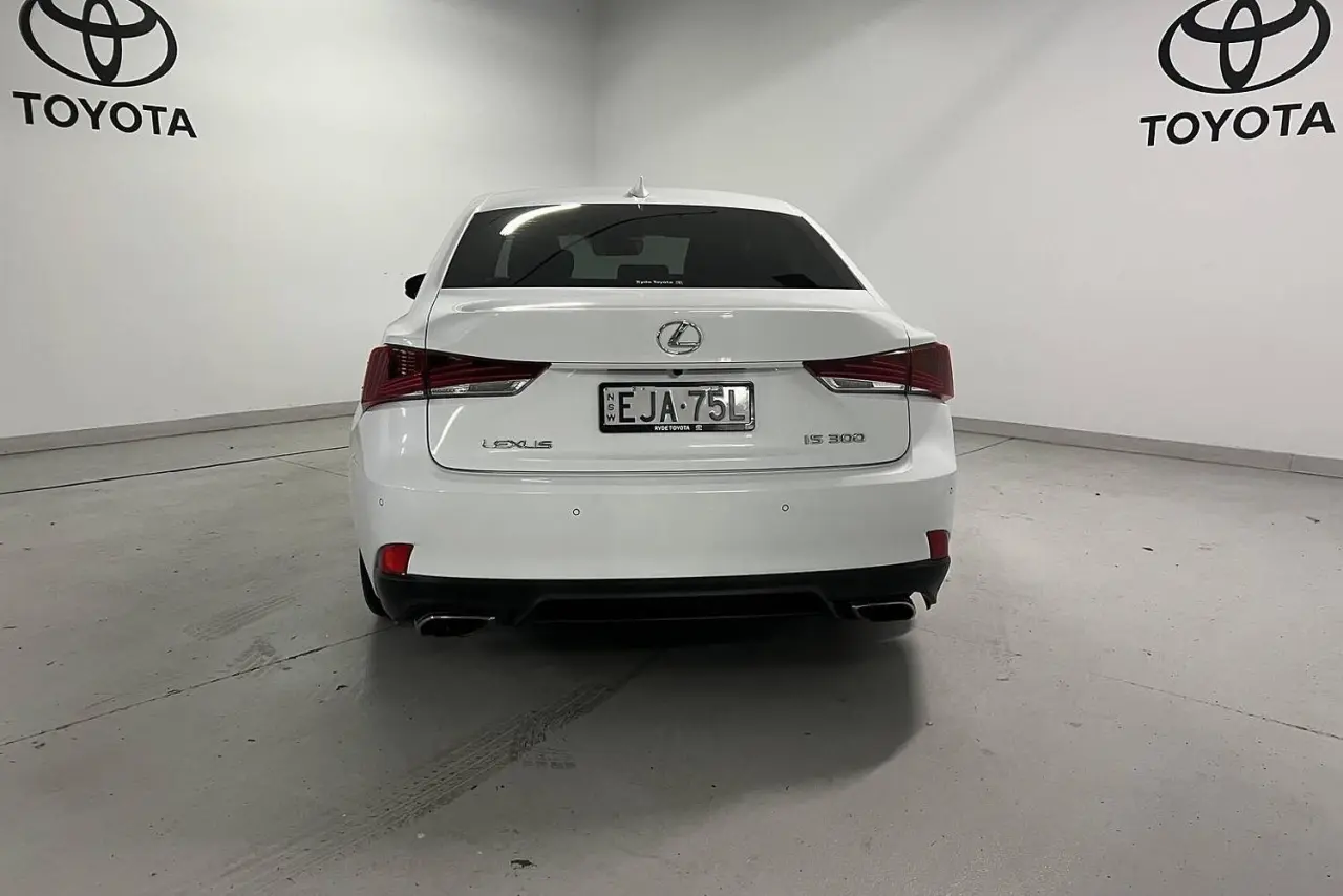 2020 Lexus IS Gallery Image 6