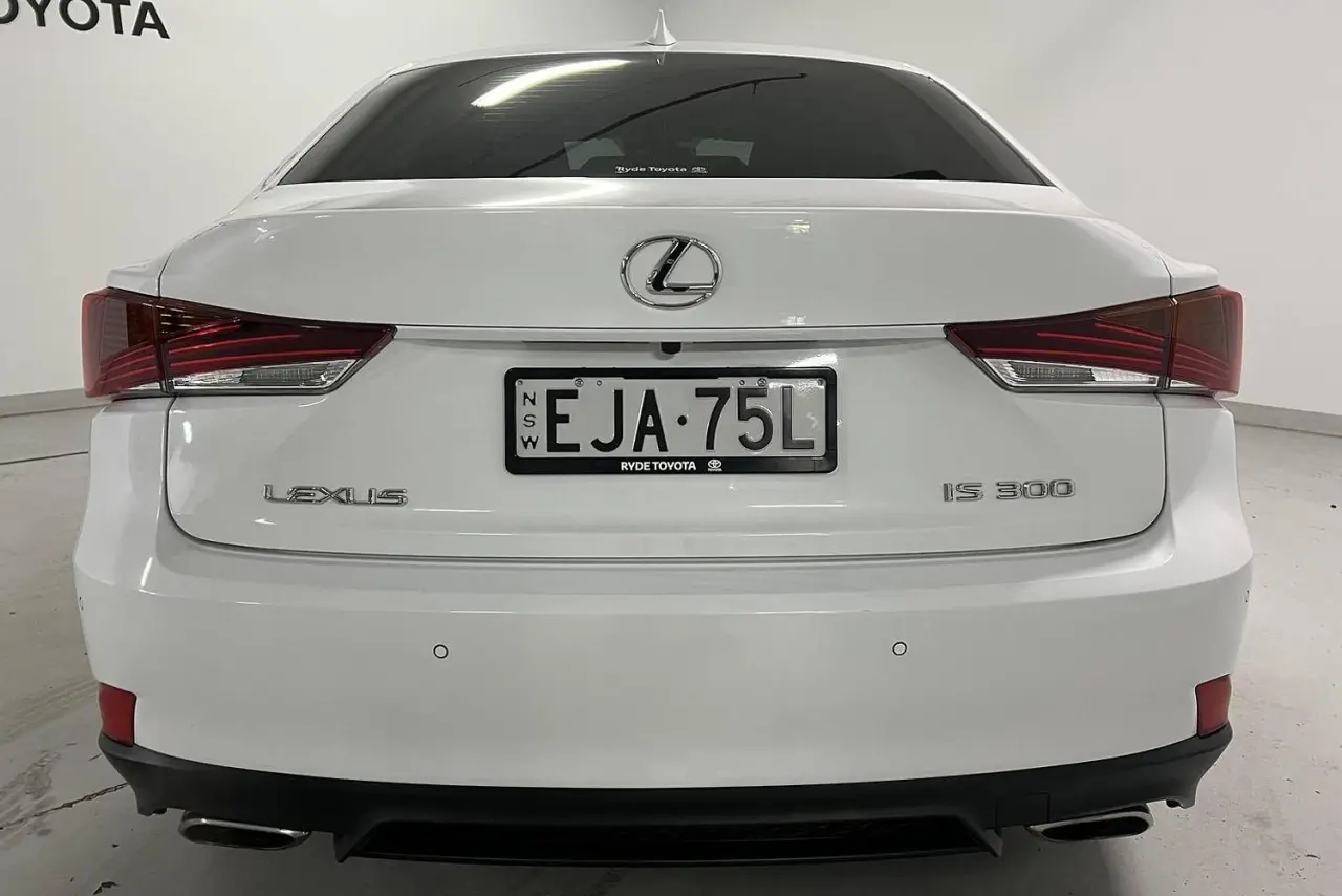2020 Lexus IS Gallery Image 7