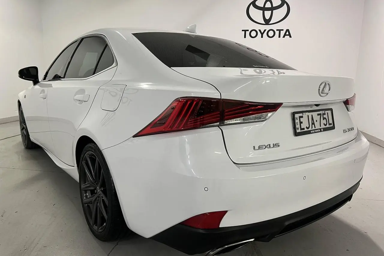 2020 Lexus IS Gallery Image 8