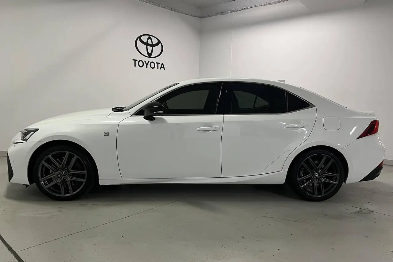 2020 Lexus IS Gallery Image 9