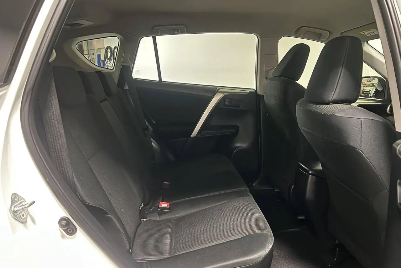 2015 Toyota RAV4 Gallery Image 11