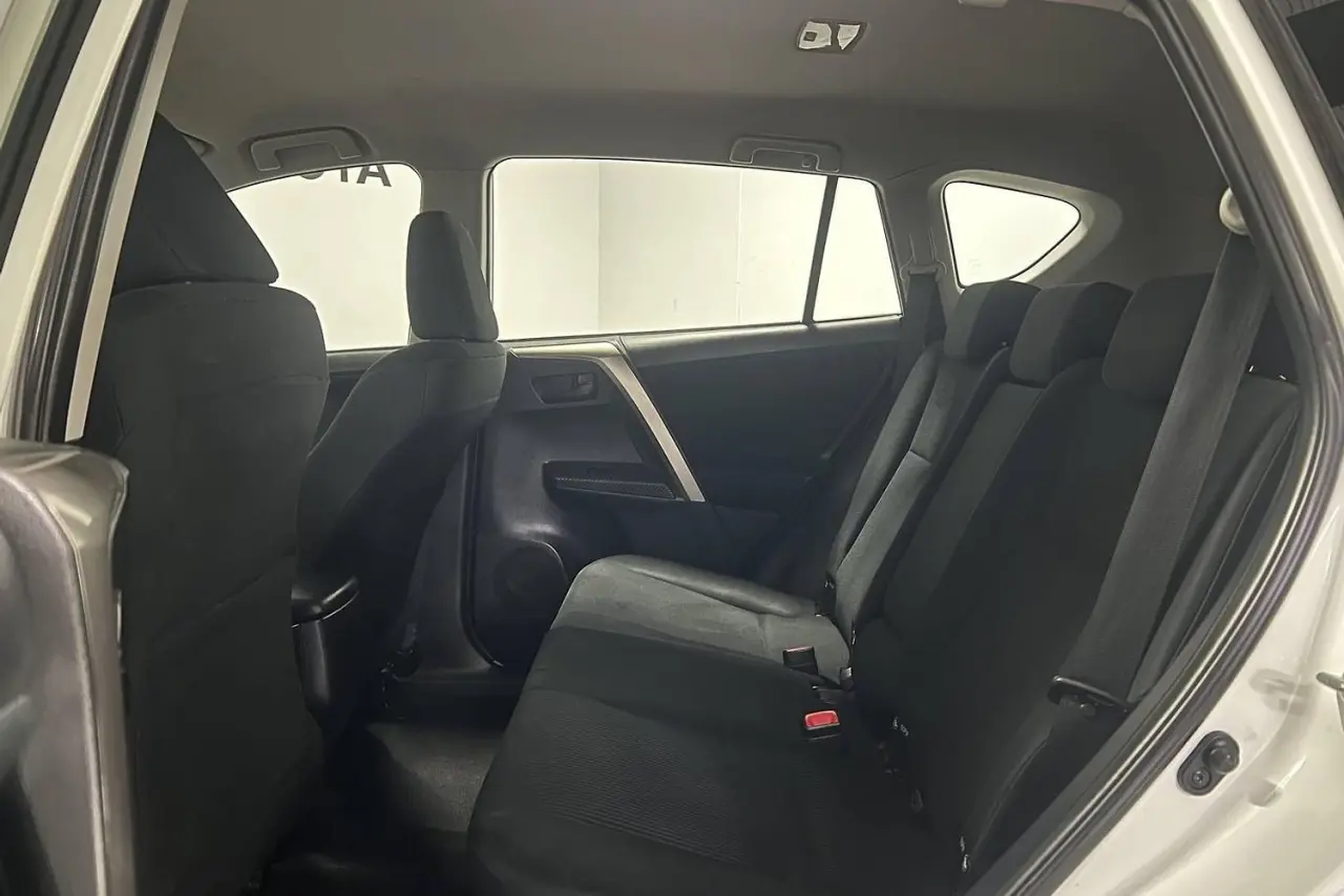 2015 Toyota RAV4 Gallery Image 14