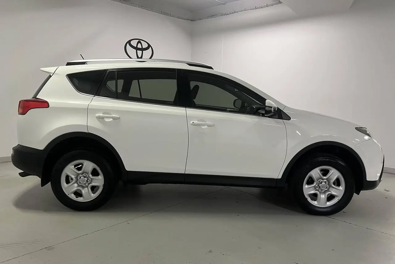 2015 Toyota RAV4 Gallery Image 4