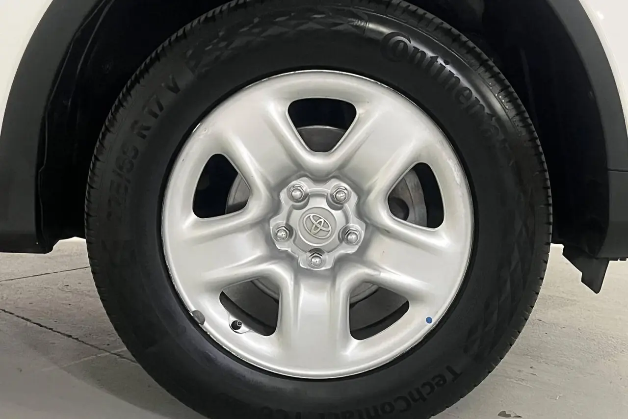 2015 Toyota RAV4 Gallery Image 5