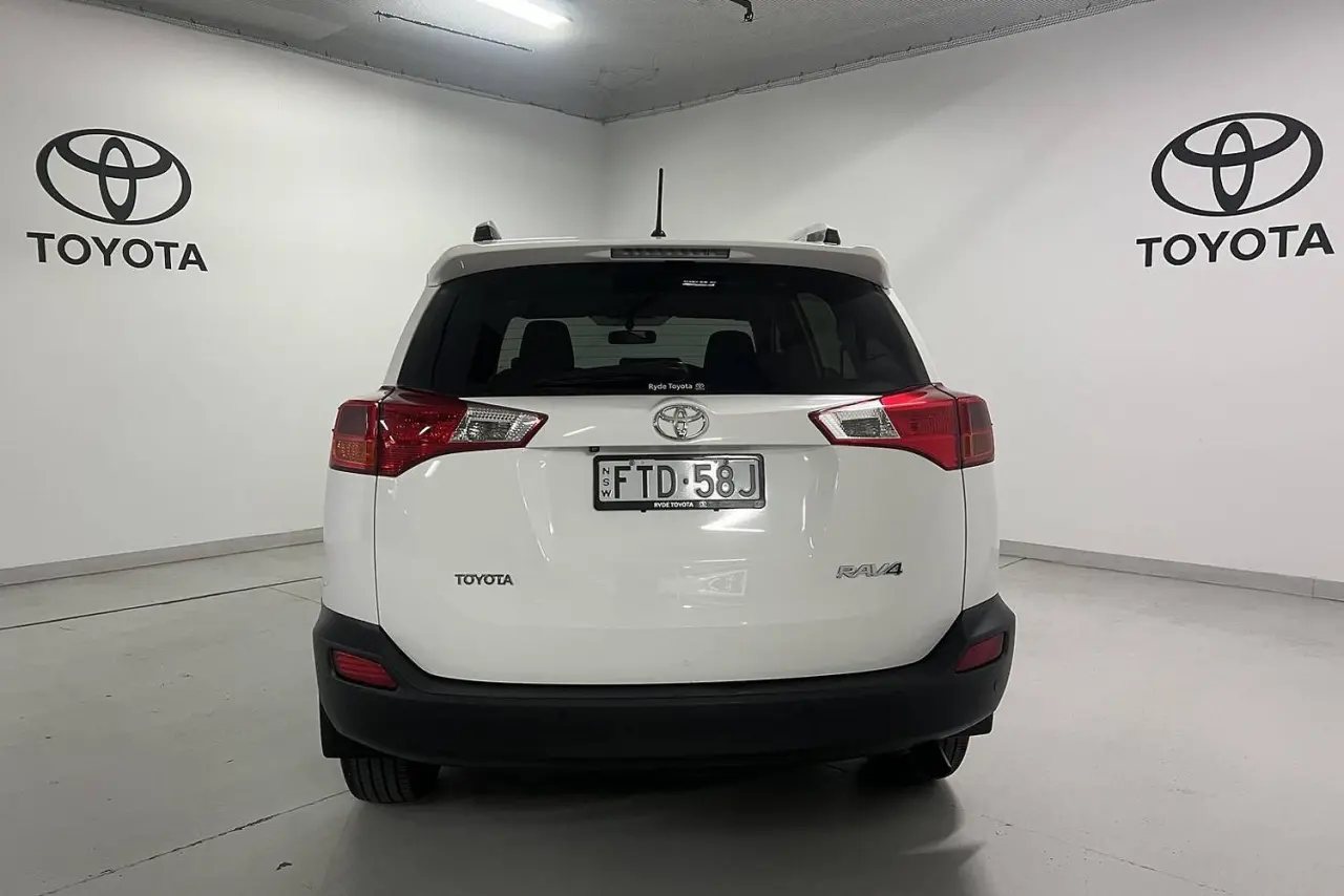 2015 Toyota RAV4 Gallery Image 6