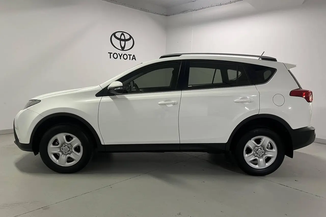 2015 Toyota RAV4 Gallery Image 9