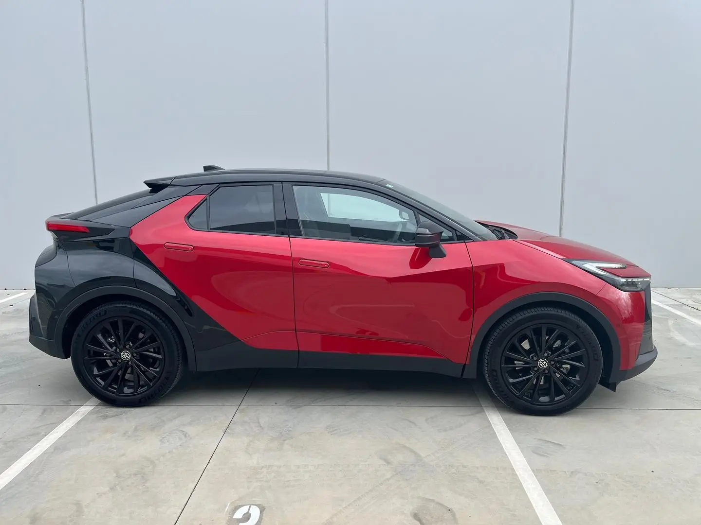 2025 Toyota C-HR Gallery Image 13