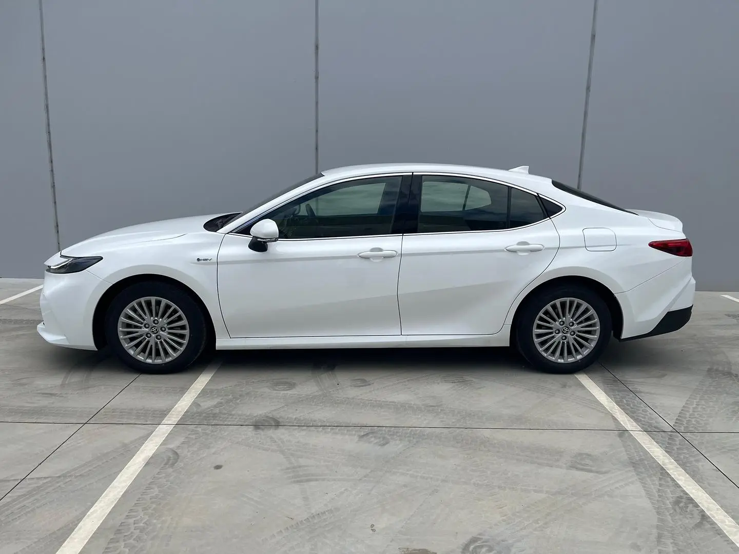 2025 Toyota Camry Gallery Image 9