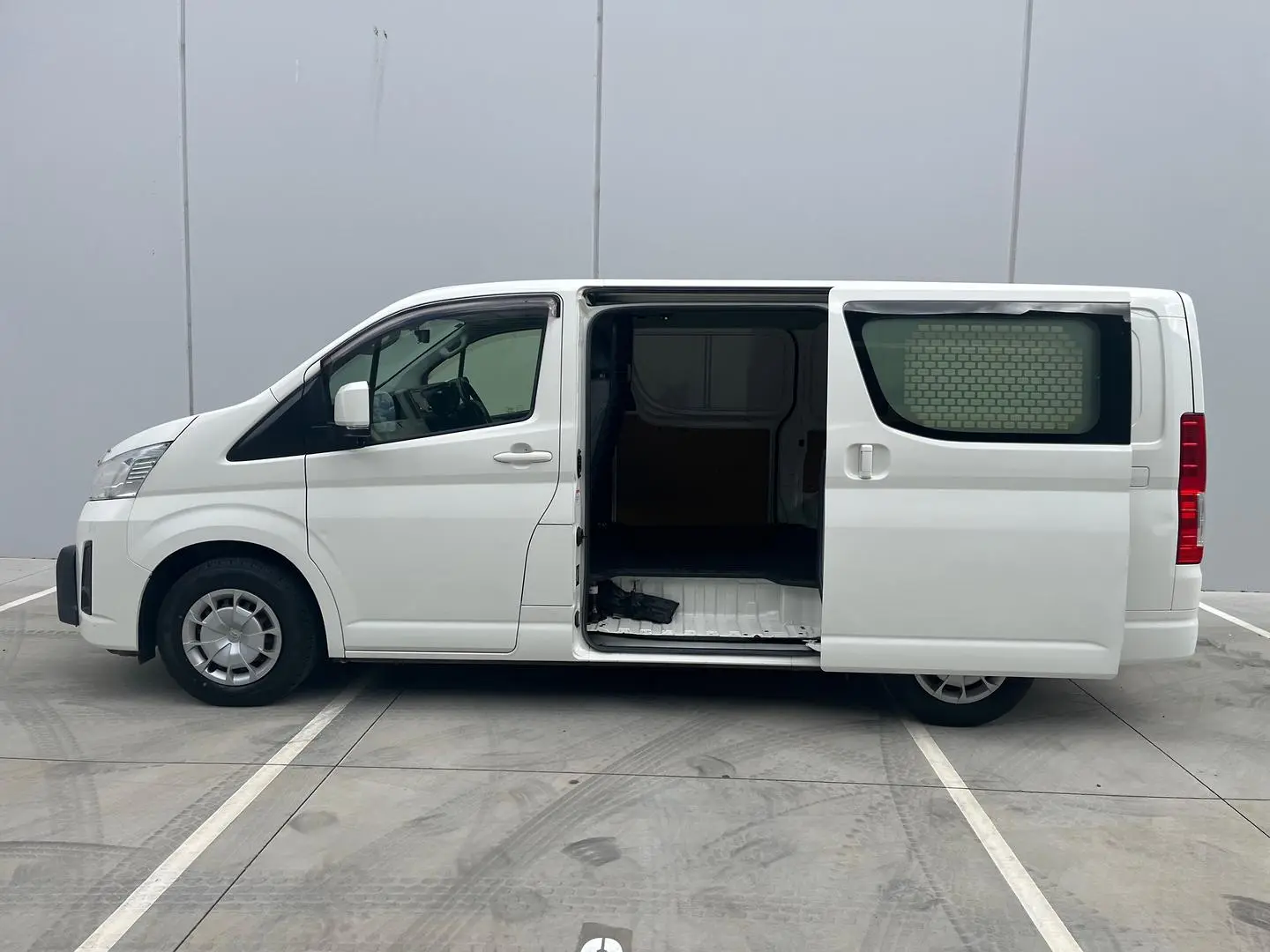2019 Toyota Hiace Gallery Image 7