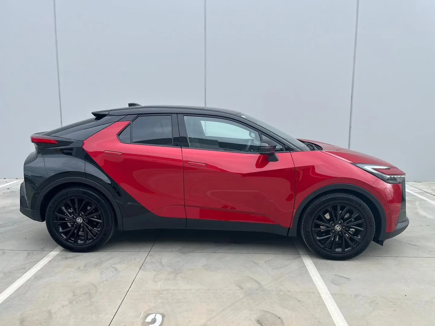 2025 Toyota C-HR Gallery Image 24