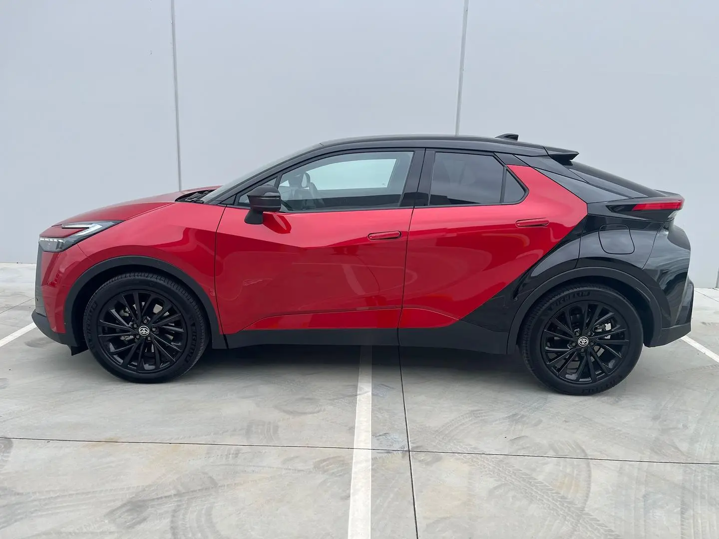 2025 Toyota C-HR Gallery Image 4