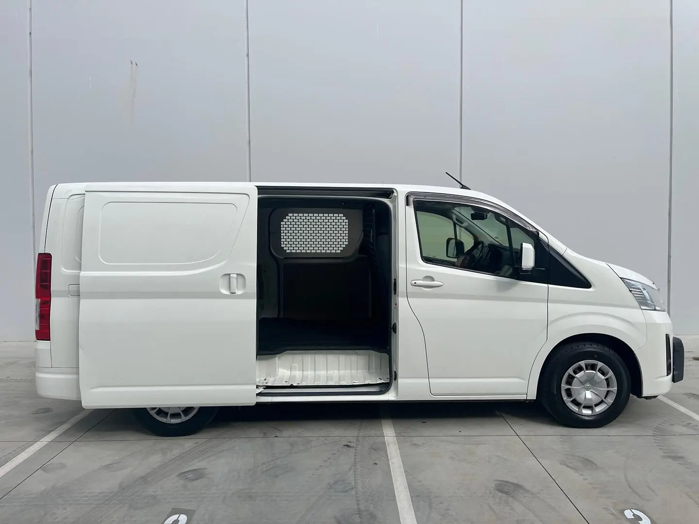 2019 Toyota Hiace Gallery Image 14
