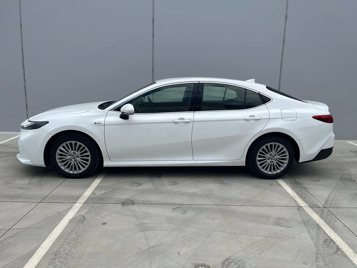 2025 Toyota Camry Gallery Image 4