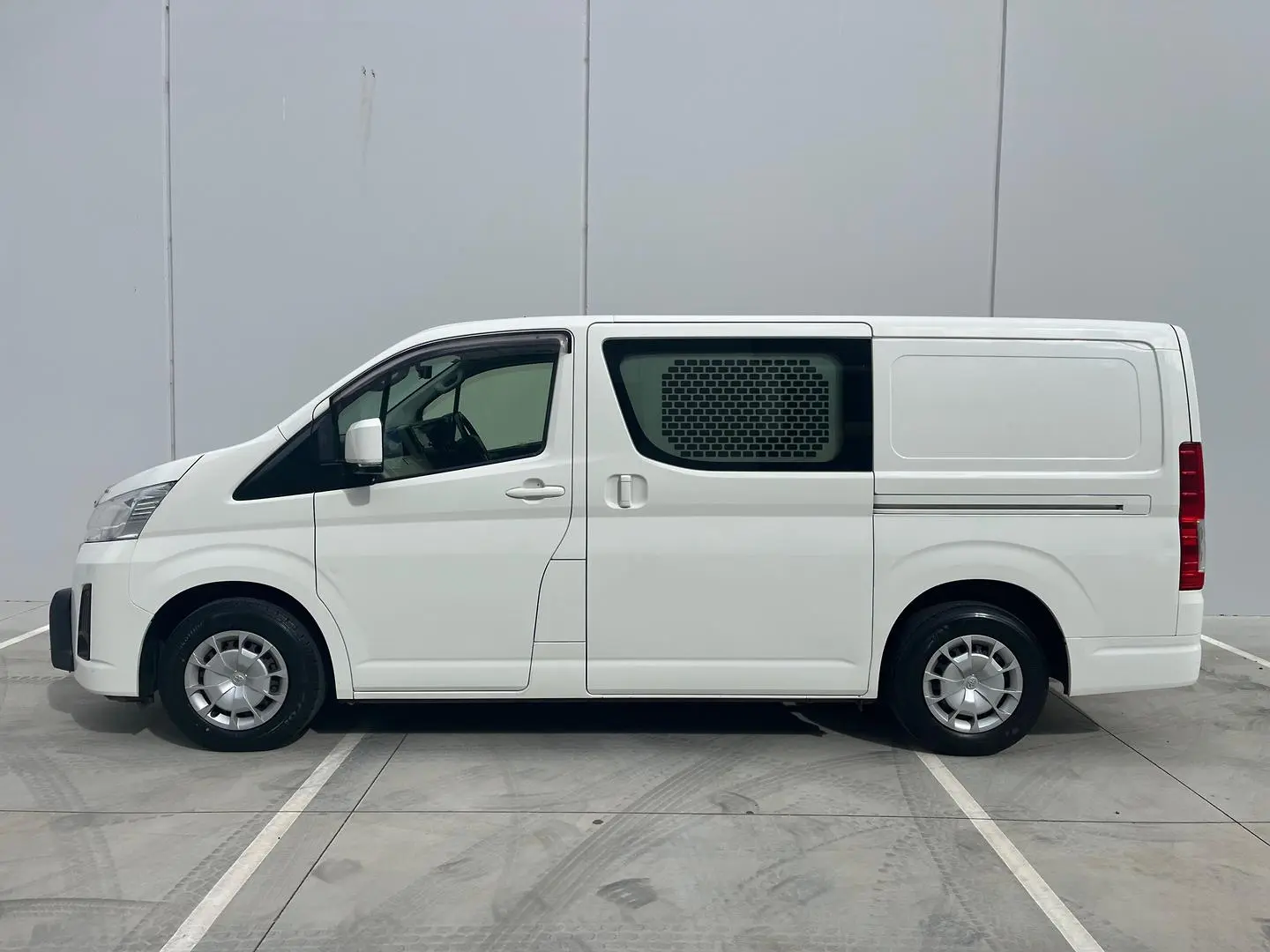 2019 Toyota Hiace Gallery Image 4