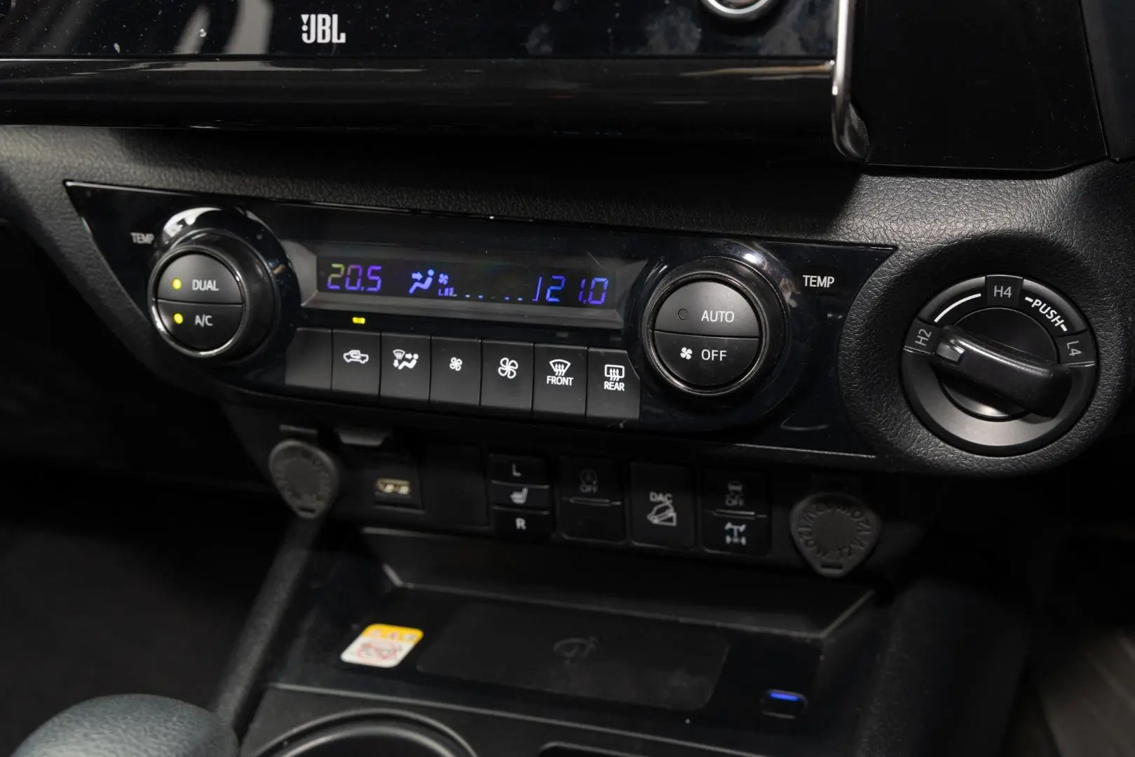 2025 Toyota Hilux Gallery Image 16