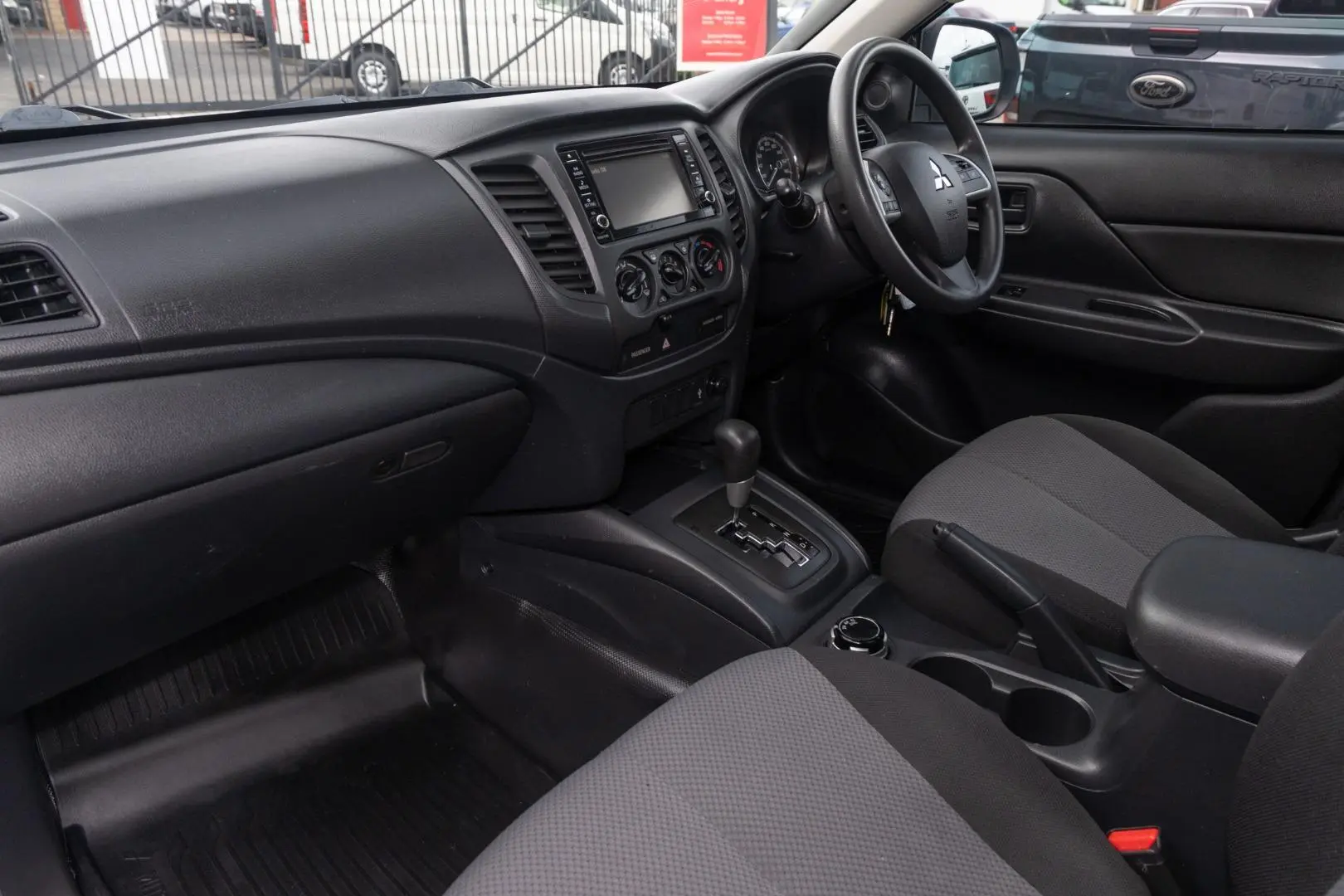 2022 Mitsubishi Triton Gallery Image 8