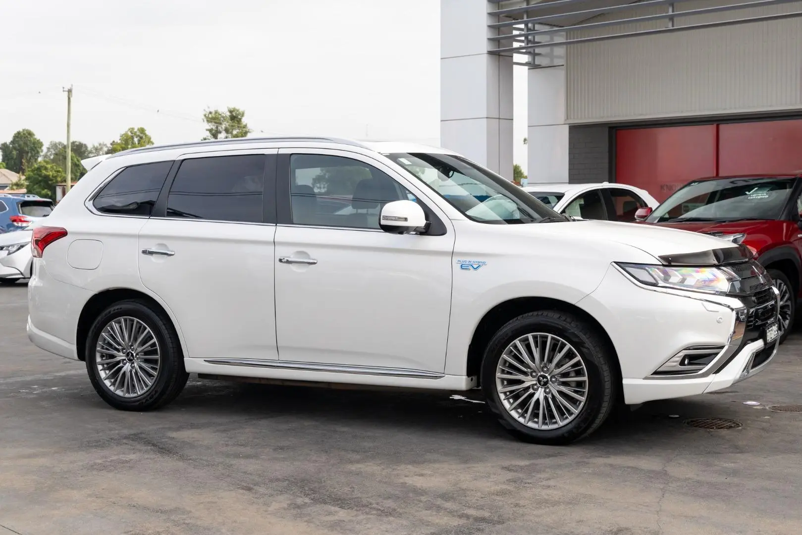 2020 Mitsubishi Outlander Gallery Image 3