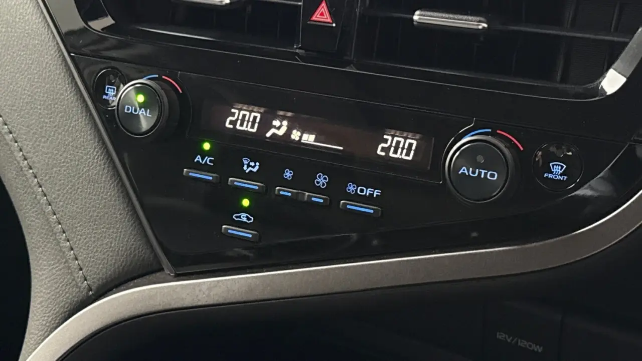 2021 Toyota Camry Hybrid Gallery Image 14