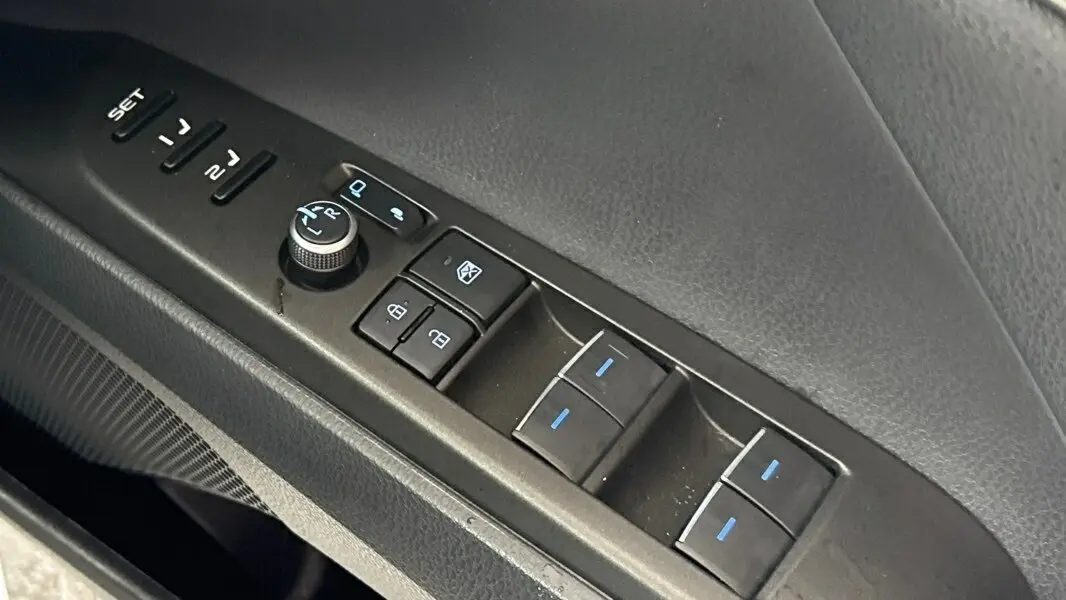 2021 Toyota Camry Hybrid Gallery Image 17