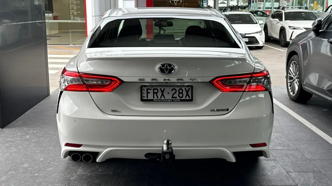 2018 Toyota Camry Hybrid Gallery Image 4
