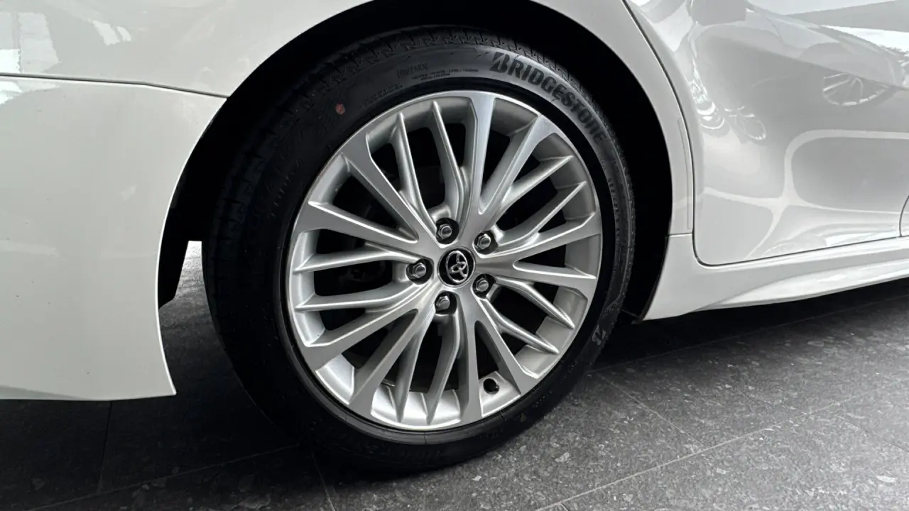 2018 Toyota Camry Hybrid Gallery Image 6