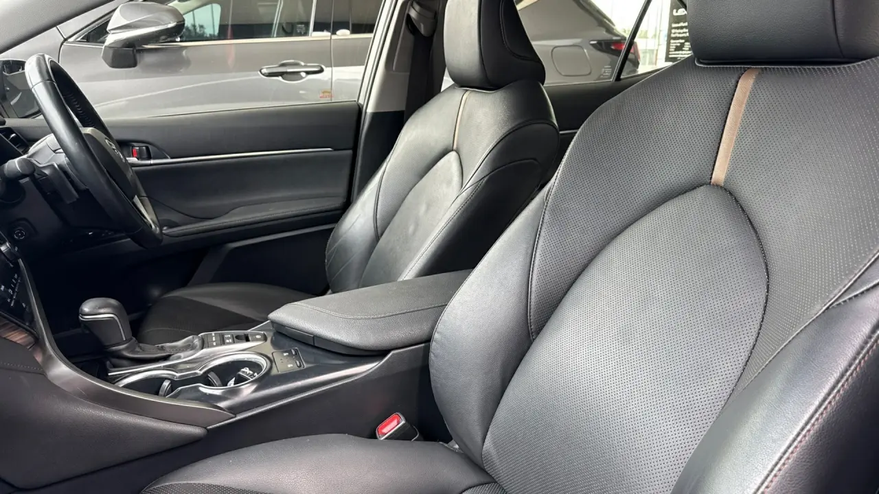 2018 Toyota Camry Hybrid Gallery Image 9