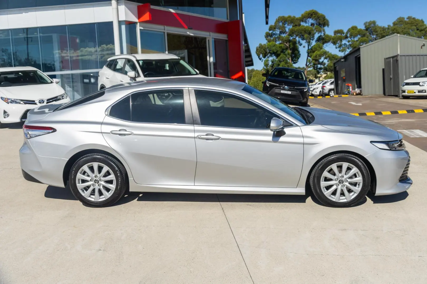 2019 Toyota Camry Gallery Image 3