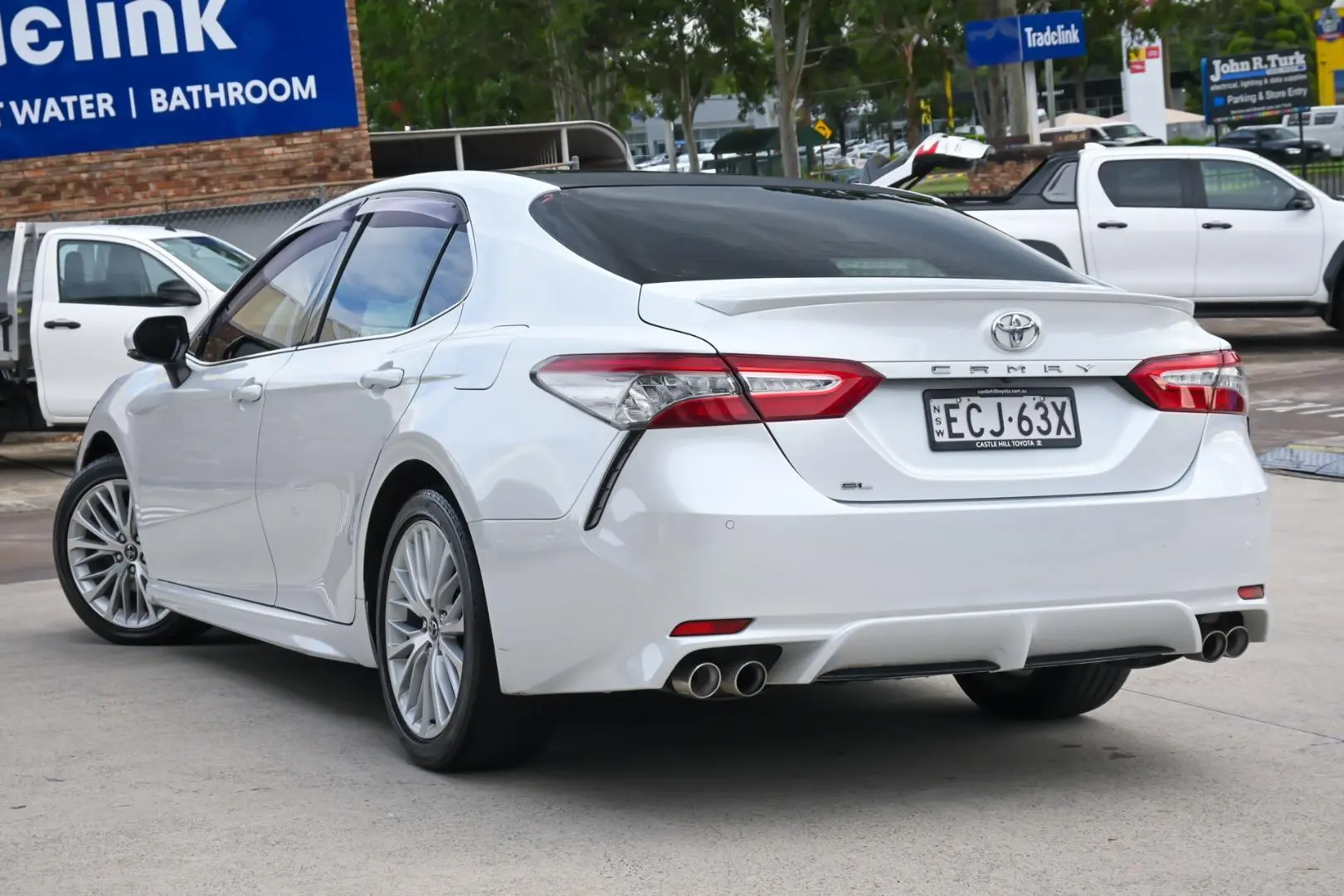 2019 Toyota Camry Gallery Image 2