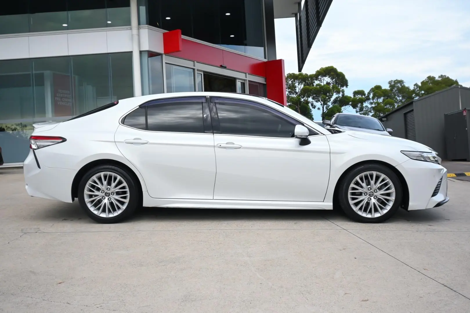 2019 Toyota Camry Gallery Image 3