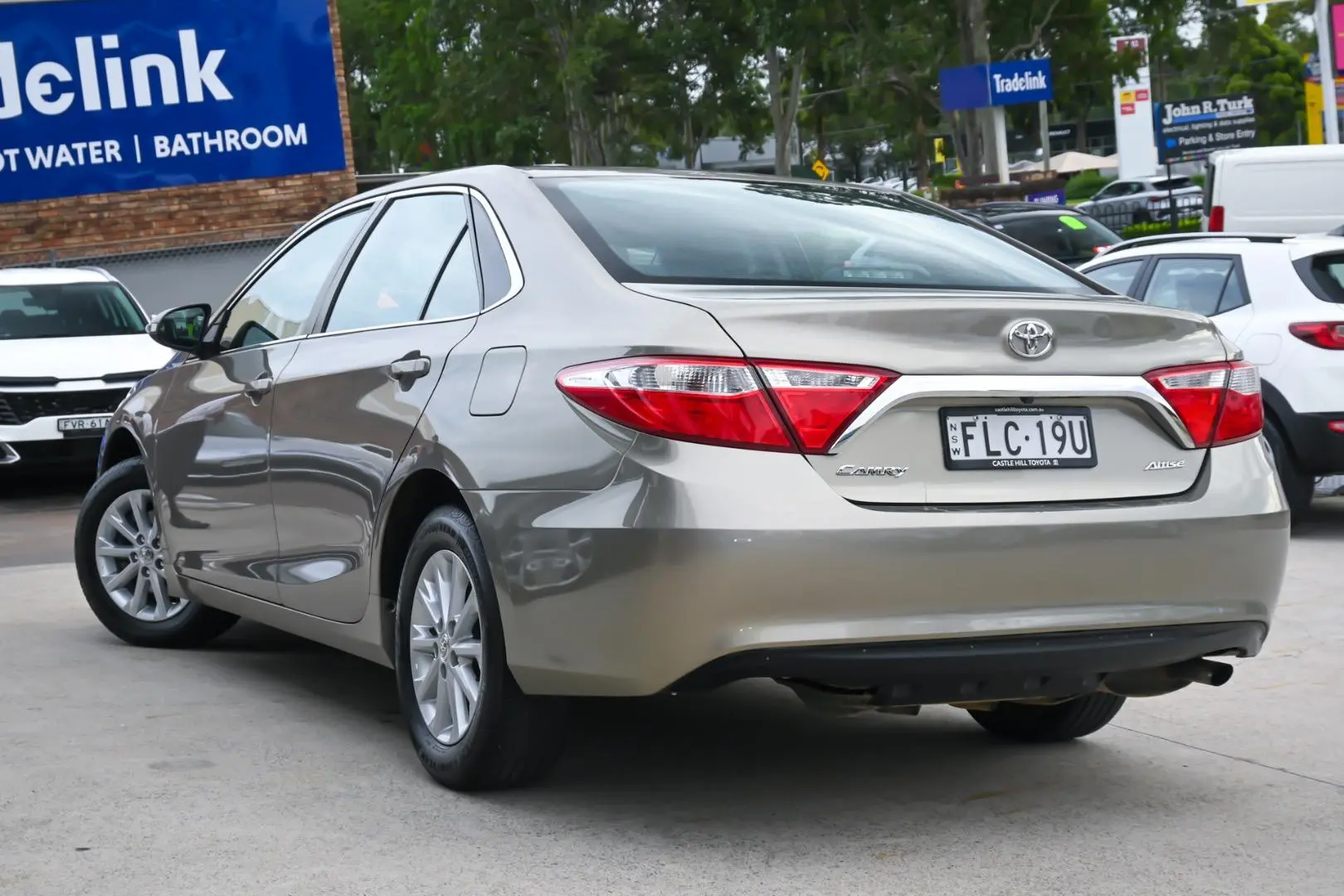 2017 Toyota Camry Gallery Image 2