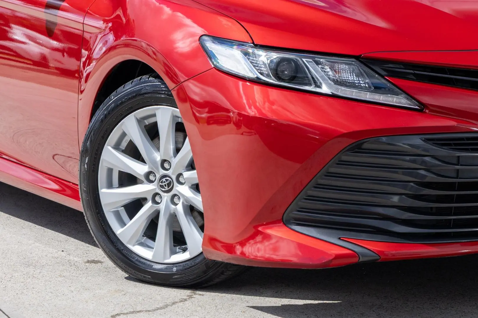 2019 Toyota Camry Gallery Image 6