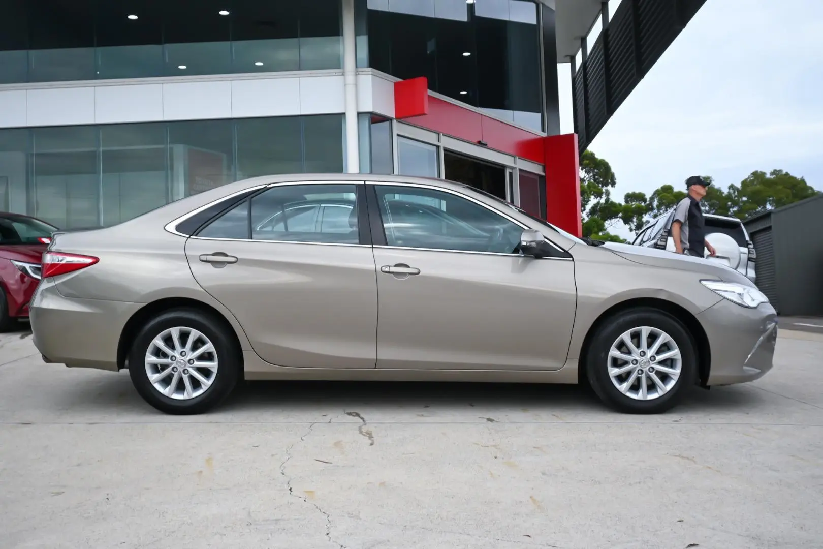 2017 Toyota Camry Gallery Image 3