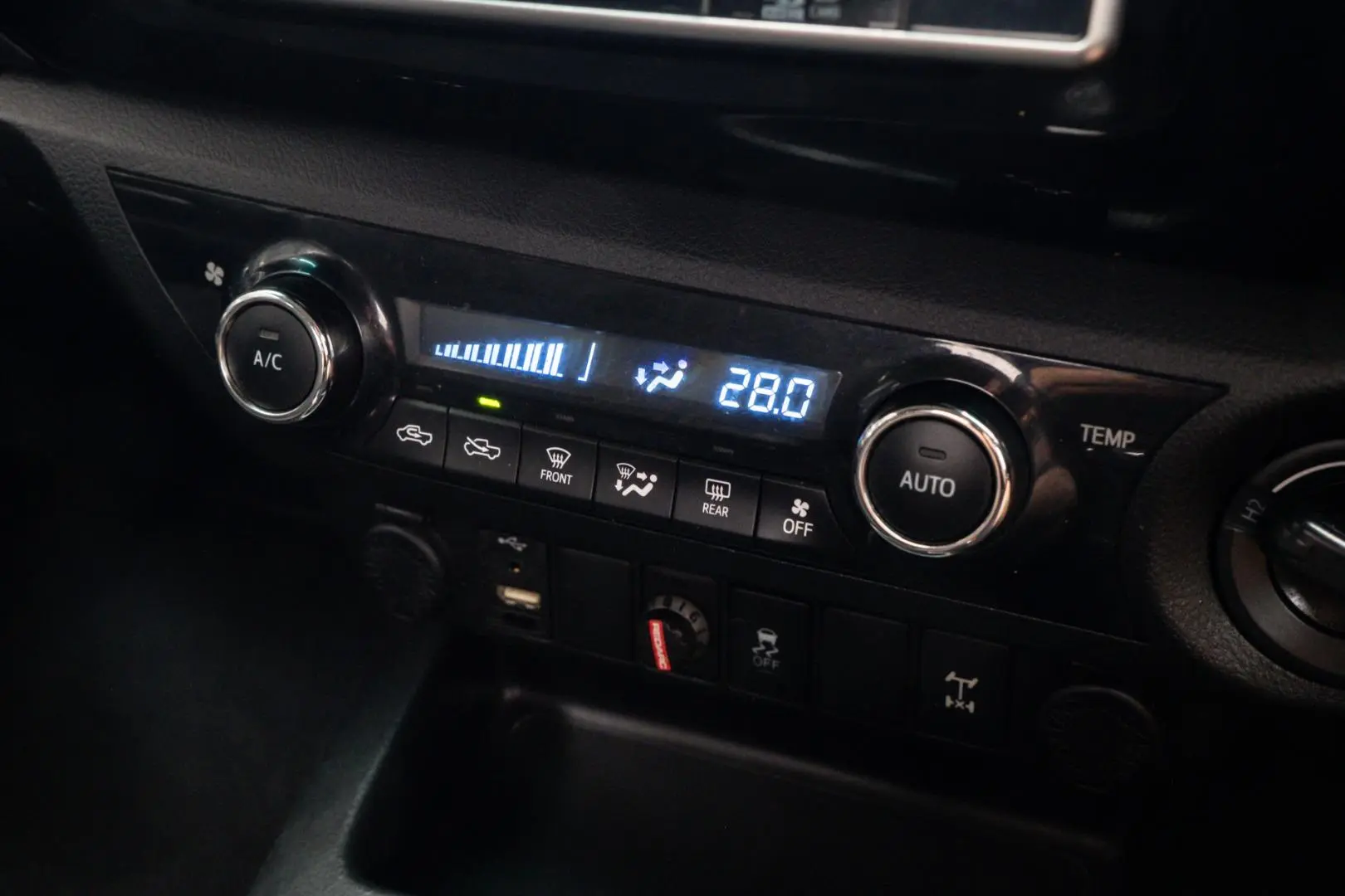 2017 Toyota Hilux Gallery Image 13