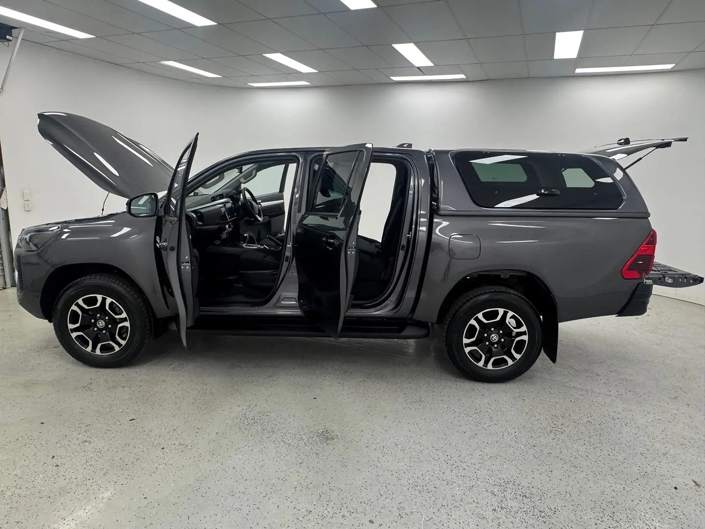 2025 Toyota Hilux Gallery Image 11