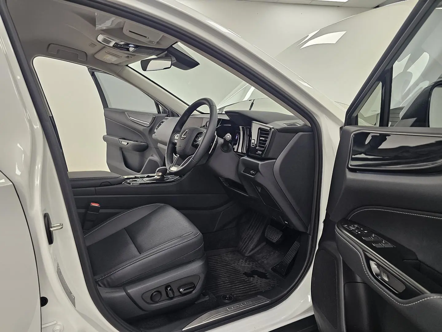 2025 Lexus NX Gallery Image 22