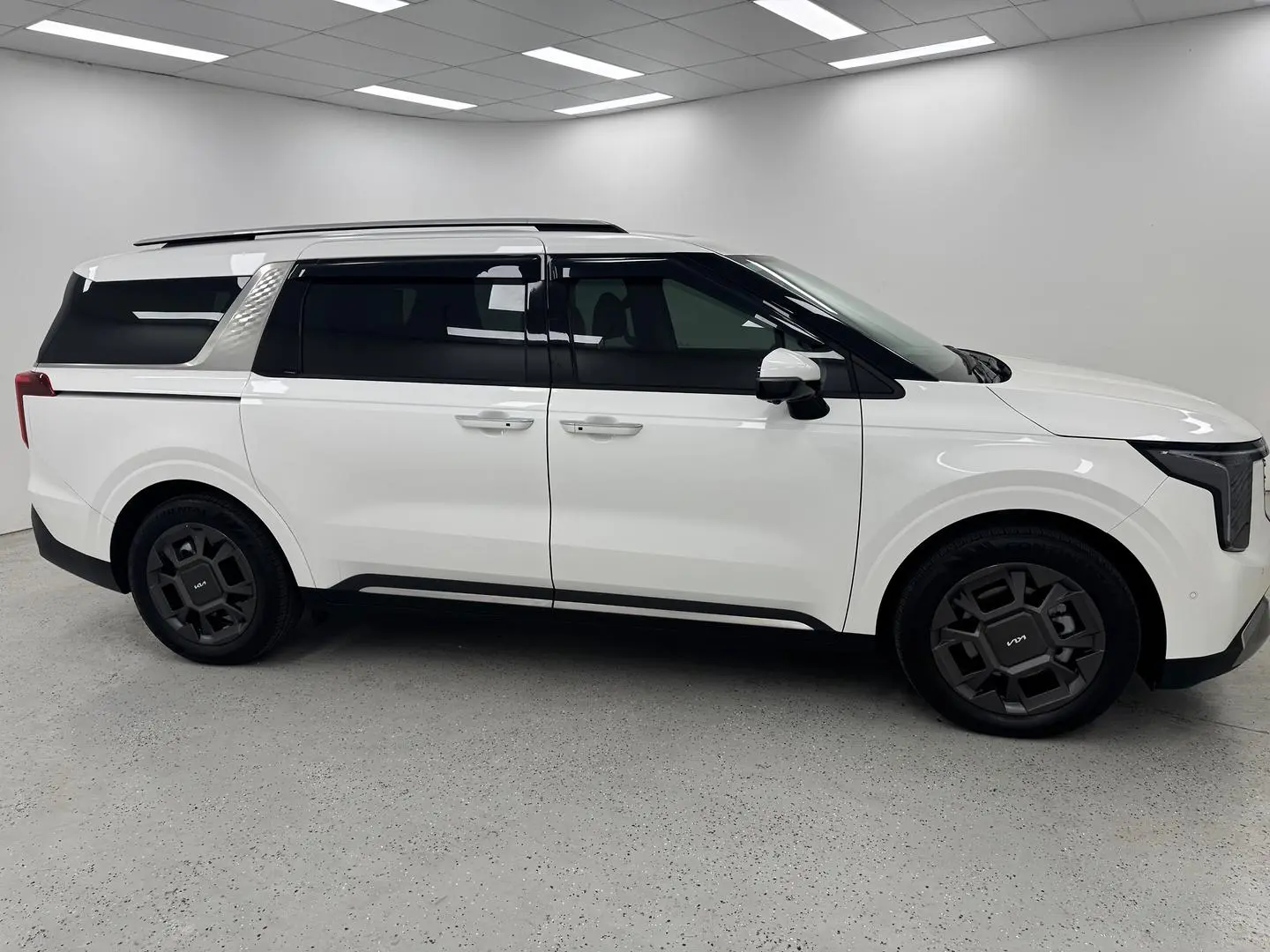 2024 Kia Carnival Gallery Image 2